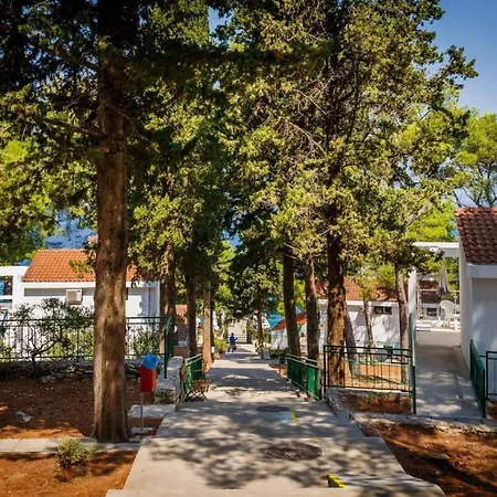 Lumbarda Resort Apartments *